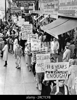 San Francisco, Californie : 18 février 1960. Des manifestants portant des pancartes sur Market Street demandant que le voleur et violeur reconnu coupable, Caryl Chessman, « le bandit rouge », ne soit pas exécuté pour ses crimes. Banque D'Images