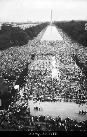 Washington, D.C. : 28 août 1963 la marche des droits civiques sur Washington montrant des foules de gens sur le Mall, commençant au Lincoln Memorial, faisant le tour du Reflecting Pool, et continuant vers le Washington Monument. Banque D'Images