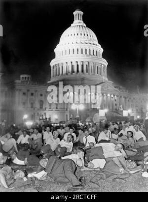 Washington, D.C. : 1932. Les vétérans de la première Guerre mondiale de Californie, qui sont membres de l'armée bonus, couchent pour la nuit sur le terrain du Capitole. Banque D'Images