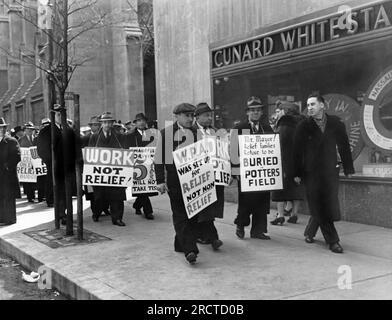 New York, New York : 9 avril 1939 les piquets de la WPA défilent le long de la Cinquième Avenue le dimanche de Pâques pour protester contre les politiques de l'administration du progrès du travail. Banque D'Images