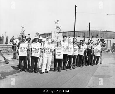 New York, New York : 20 juillet 1939 certains des grévistes de la WPA à l'aéroport de North Beach dans le Queens protestent contre les licenciements obligatoires dans les rangs de l'Administration des travaux. Banque D'Images