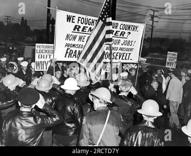 Los Angeles, Californie : 1 octobre 1946. La police salue le drapeau américain alors qu'il passe à la tête d'un défilé de piquets manifestant au MGM Studio à Hollywood. Banque D'Images