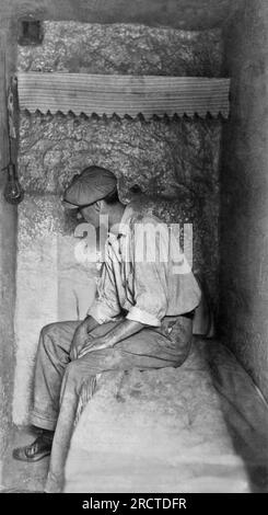 Ossining, New York : 1936. Un prisonnier dans sa cellule au centre correctionnel de Sing Sing, âgé de 110 ans. Banque D'Images