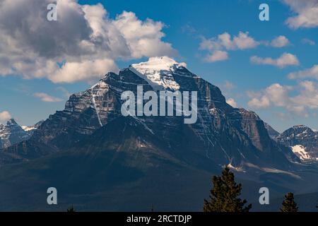 Ciel de coucher de soleil au-dessus du mont Rundle dans le parc national Banff pendant l'été avec de longues heures de jour, des tons bleus, violets et roses au-dessus dans la région sauvage Banque D'Images