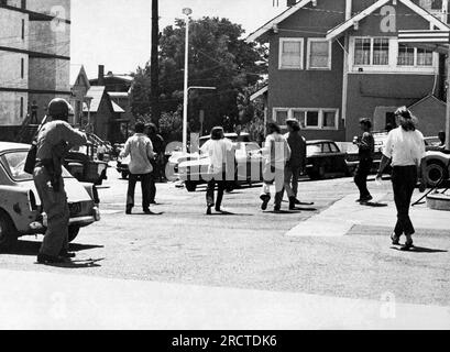 Berkeley, Californie : 15 mai 1969 Un policier tire sur des manifestants dans le dos le «jeudi sanglant» à People's Park Riots. La police poursuivit les manifestants en retraite, tirant des gaz lacrymogènes et du buckshot. Banque D'Images