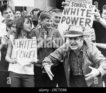 Chicago, Illinois : 15 août 1966 les partisans du pouvoir blanc font un geste devant les marcheurs des droits civiques qui passent à Gage Park. Banque D'Images