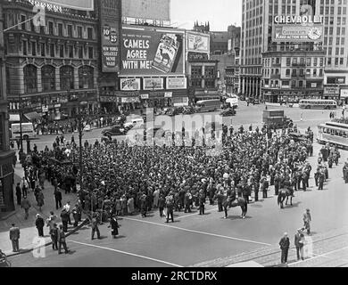 New York, New York : mai 1938 les piquets de la WPA se sont rassemblés à Columbus Circle après avoir défilé le long de Columbus Avenue pour protester contre les politiques de Work Progress Administration. Banque D'Images