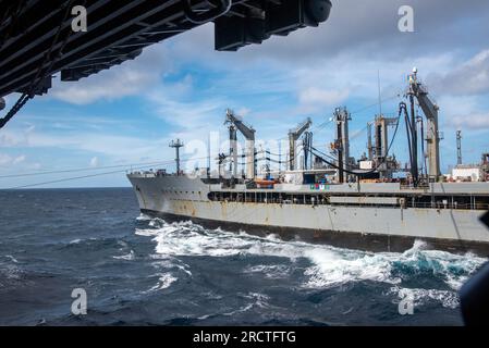 230712-N-OE145-1060 OCÉAN INDIEN (12 juillet 2023) les conduites de carburant se rétractent des États-Unis Le seul porte-avions déployé à l’avant de la Marine, l’USS Ronald Reagan (CVN 76), lors d’un réapprovisionnement en mer avec le graisseur de réapprovisionnement de la flotte du Military Sealift Command, USNS Rappahannock (T-AO 204), dans l’océan Indien, le 12 juillet 2023. Le commandant de la Force opérationnelle 73 (CTF), en coordination avec le Military Sealift Command Far East (MSC FE), ravitaille et ravitaille les forces navales déployées, ainsi que les alliés régionaux et les partenaires dans l’Indo-Pacifique. Ronald Reagan, le navire amiral du Carrier Strike Group 5, fournit une force prête au combat Banque D'Images