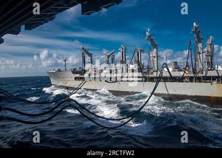 230712-N-OE145-1004 OCÉAN INDIEN (12 juillet 2023) le graisseur de réapprovisionnement de la flotte du Military Sealift Command, USNS Rappahannock (T-AO 204), transporte du carburant vers les États-Unis Le seul porte-avions déployé à l’avant de la Marine, l’USS Ronald Reagan (CVN 76), lors d’un réapprovisionnement en mer dans l’océan Indien, le 12 juillet 2023. Le commandant de la Force opérationnelle 73 (CTF), en coordination avec le Military Sealift Command Far East (MSC FE), ravitaille et ravitaille les forces navales déployées, ainsi que les alliés régionaux et les partenaires dans l’Indo-Pacifique. Ronald Reagan, le navire amiral du Carrier Strike Group 5, fournit une force prête au combat qui protège Banque D'Images