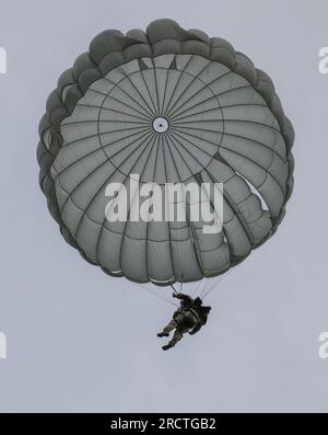 UN AMÉRICAIN Les Rangers de l'armée, assignés au 5e bataillon d'entraînement des Rangers, quittent le ciel à l'aide d'un MC-6 paraaigu sur Stringer Drop zone, Dahlonega, Géorgie, le 14 juillet 2023. Ce Ranger saute pour rester à jour sur le statut de saut, et continuer à être parachutistes compétents. (ÉTATS-UNIS Photo de la Réserve de l'armée par le sergent de 1e classe Austin Berner) Banque D'Images