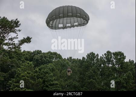 UN AMÉRICAIN Les Rangers de l'armée, assignés au 5e bataillon d'entraînement des Rangers, quittent le ciel à l'aide d'un MC-6 paraaigu sur Stringer Drop zone, Dahlonega, Géorgie, le 14 juillet 2023. Ce Ranger saute pour rester à jour sur le statut de saut, et continuer à être parachutistes compétents. (ÉTATS-UNIS Photo de la Réserve de l'armée par le sergent de 1e classe Austin Berner) Banque D'Images