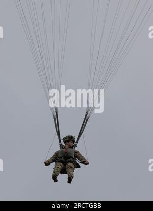 UN AMÉRICAIN Les Rangers de l'armée, assignés au 5e bataillon d'entraînement des Rangers, quittent le ciel à l'aide d'un MC-6 paraaigu sur Stringer Drop zone, Dahlonega, Géorgie, le 14 juillet 2023. Ce Ranger saute pour rester à jour sur le statut de saut, et continuer à être parachutistes compétents. (ÉTATS-UNIS Photo de la Réserve de l'armée par le sergent de 1e classe Austin Berner) Banque D'Images