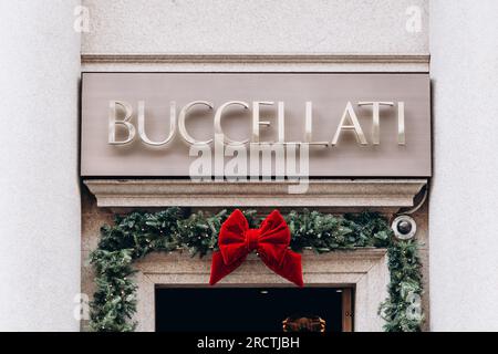 Milan, Italie - 13 novembre 2021 : logo de façade du magasin de vêtements pour femmes de mode Buccellati. Banque D'Images