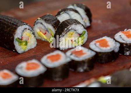 Sushis japonais traditionnels dans un foyer sélectif Banque D'Images