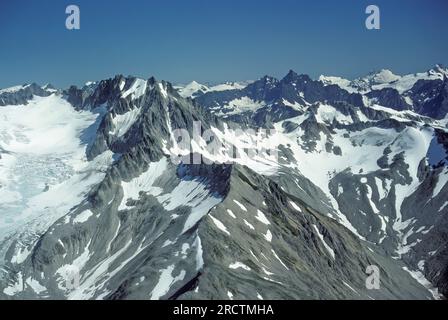Vue aérienne panoramique des montagnes du parc national de Glacier Bay en Alaska Banque D'Images