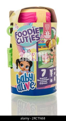 Winneconne, WI - 15 juillet 2023 : un paquet de Baby Alive foodie cuties jouet sur un fond isolé. Banque D'Images