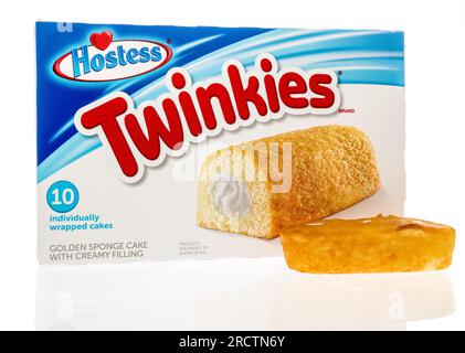 Winneconne, WI - 15 juillet 2023 : un paquet de nourriture Hostess Twinkies sur un fond isolé. Banque D'Images