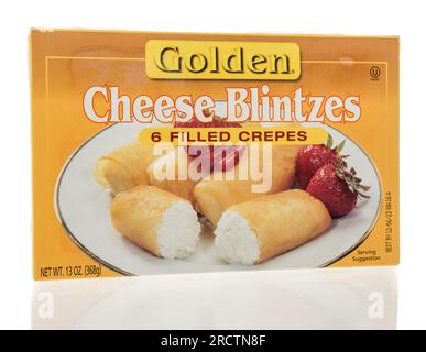 Winneconne, WI - 15 juillet 2023 : un paquet de Golden cheese blintes crêpes sur un fond isolé. Banque D'Images