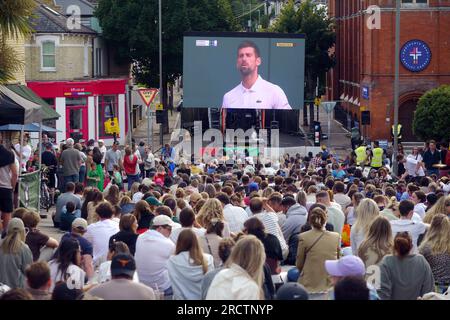 Londres, Royaume-Uni. 16 juillet 2023. Northcote Road SW11 Battersea fermé et la foule regarde la finale de tennis masculine de Wimbledon sur écran géant depuis les pentes de Wakehurst Road. Carlos Alcaraz V Novak Djokovic. Crédit : JOHNNY ARMSTEAD/Alamy Live News Banque D'Images