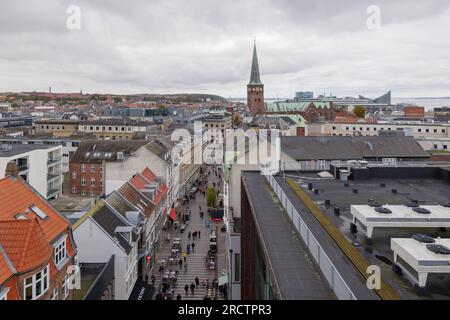 Vue aérienne de dessus à Salling SKYWALK, terrasse d'observation sur le toit de Salling Aarhus à Aarhus, Danemark. Banque D'Images