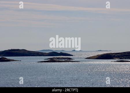 Îles lointaines dans la mer de Skagerrak dans l'archipel de Fjällbacka avec les îles Väderöarna les plus à l'ouest sur la côte ouest de la Suède. Banque D'Images