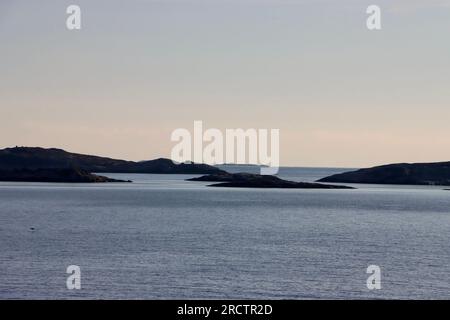 Îles lointaines dans la mer de Skagerrak dans l'archipel de Fjällbacka avec les îles Väderöarna les plus à l'ouest sur la côte ouest de la Suède. Banque D'Images