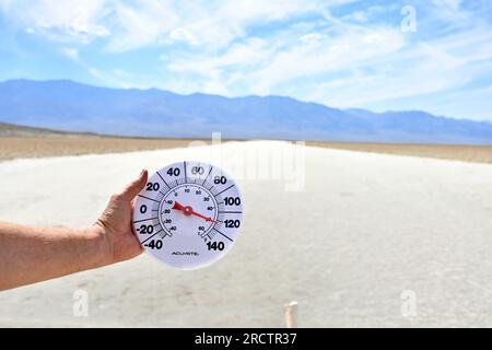 16 juillet 2023 - Parc national de la Vallée de la mort, Californie, États-Unis - Un thermomètre d'arrière-cour est affiché près des marais salants du bassin Badwater dans le parc national de la Vallée de la mort, en Californie, le 16 juillet 2023. Un avertissement de chaleur excessive a été émis pour une grande partie du sud-ouest des États-Unis. Les modèles climatiques prédisent presque unanimement que les vagues de chaleur deviendront plus intenses et plus fréquentes à mesure que la planète continuera de se réchauffer. (Image de crédit : © David Becker/ZUMA Press Wire) USAGE ÉDITORIAL SEULEMENT! Non destiné à UN USAGE commercial ! Banque D'Images