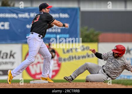 Manuel Boscan (13), infielder des FM Redhawks, lance en première base pour compléter un double jeu lors du match des FM Redhawks contre les Sioux City Explorers en baseball professionnel de l'American Association au Newman Outdoor Field à Fargo, Dakota du Nord, le dimanche 16 juillet 2023. Sioux City a gagné 7-2. Photo de Russell Hons/CSM (image de crédit : © Russell Hons/Cal Sport Media) Banque D'Images