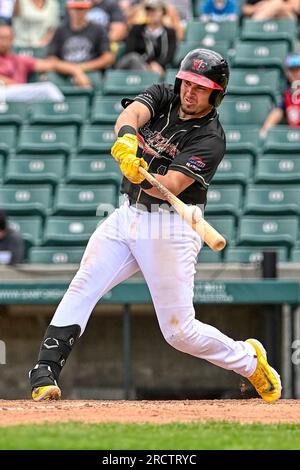 Manuel Boscan (13 ans), infielder des FM Redhawks, frappe un terrain lors du match des FM Redhawks contre les Sioux City Explorers en baseball professionnel de l'American Association au Newman Outdoor Field à Fargo, Dakota du Nord, le dimanche 16 juillet 2023. Sioux City a gagné 7-2. Photo de Russell Hons/CSM (image de crédit : © Russell Hons/Cal Sport Media) Banque D'Images