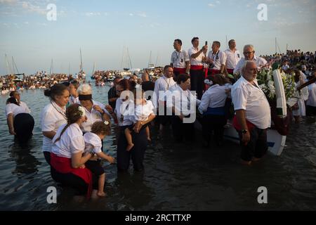 Malaga, Espagne. 16 juillet 2023. Les pénitents de la fraternité 'Virgen del Carmen' attendent la vierge sur la plage alors qu'ils prennent part à une procession dans le quartier 'El Palo'. Chaque année, le 16 juillet, la ville de Malaga célèbre une fête religieuse en l'honneur de la 'Virgen del Carmen', patron des marins et des pêcheurs. La statue de la Vierge, portée par un groupe de croyants en costume traditionnel le long des rues, est placée sur un bateau de la plage, qui plus tard navigue le long de la côte de Malaga. (Photo Jesus Merida/SOPA Images/Sipa USA) crédit : SIPA USA/Alamy Live News Banque D'Images
