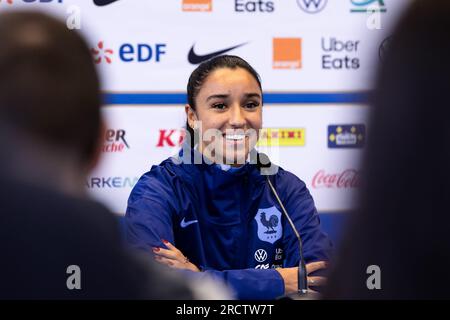 Sydney, Australie, 16 juillet 2023. Sakina Karchaoui, de France, sourit lors d'une conférence de presse à la France Training session le 16 février 2023 à Sydney, en Australie. Crédit : Damian Briggs/Speed Media/Alamy Live News Banque D'Images