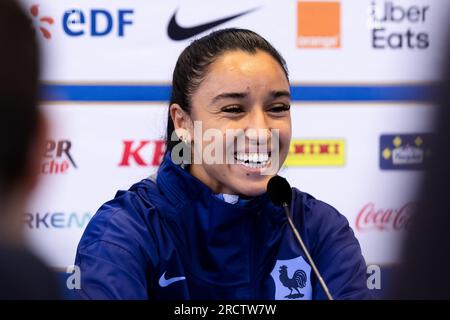 Sydney, Australie, 16 juillet 2023. Sakina Karchaoui, de France, sourit lors d'une conférence de presse à la France Training session le 16 février 2023 à Sydney, en Australie. Crédit : Damian Briggs/Speed Media/Alamy Live News Banque D'Images