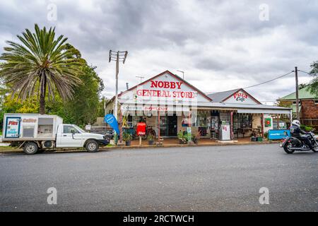 Magasin général et pompe à essence dans la rue principale de Nobby, Darling Downs Queensland Australie Banque D'Images