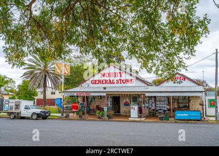 Magasin général et pompe à essence dans la rue principale de Nobby, Darling Downs Queensland Australie Banque D'Images