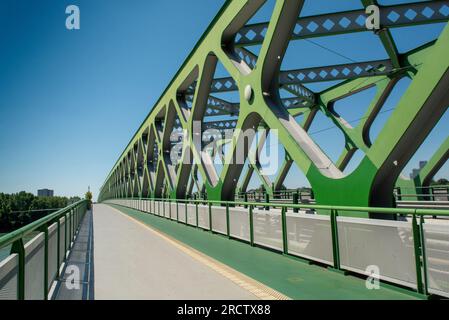 Le vieux pont sur le Danube à Bratislava. Slovaquie. Banque D'Images