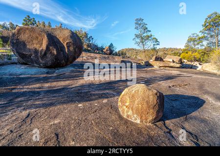 Rochers sur les pentes de granit au-dessus de Bald Rock Creek, The Junction, Girraween National Park, Queensland, Australie Banque D'Images