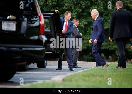 Washington, États-Unis. 16 juillet 2023. Le président américain Joe Biden arrive au fort Lesley J. McNair à Washington, DC, USA, le dimanche 16 juillet, 2023. Vendredi, une cour d'appel fédérale a temporairement suspendu une ordonnance qui interdirait aux responsables de l'administration de Biden de communiquer avec les principales sociétés de médias sociaux pendant qu'elle examinerait la demande du gouvernement d'une pause à plus long terme. Photo de Ting Shen/Pool/ABACAPRESS.COM crédit : Abaca Press/Alamy Live News Banque D'Images