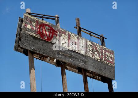 Un vieux panneau en bois ne disant rien contre un ciel bleu au milieu du désert de l'Arizona. Banque D'Images