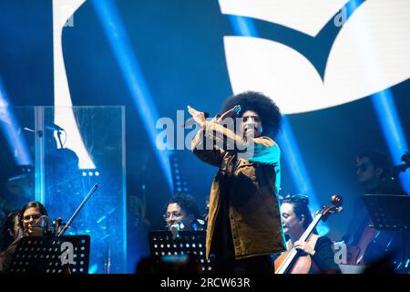 Bogota, Colombie. 15 juillet 2023. Alkolirykoz (Gambeta, Kaztro et Fazeta), le groupe de hip-hop Medellin, se produit au Movistar Arena de Bogota dans un concert symphonique aux côtés de l'orchestre symphonique de la ville, le 15 juillet 2023. Photo : CHEPA Beltran/long Visual Press crédit : long Visual Press/Alamy Live News Banque D'Images