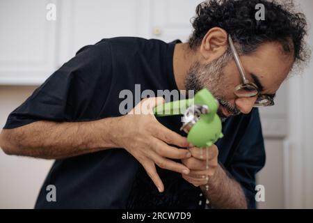 Gaggan Anand prépare la nourriture dans sa cuisine, février 2023, Bangkok, Thaïlande. Banque D'Images