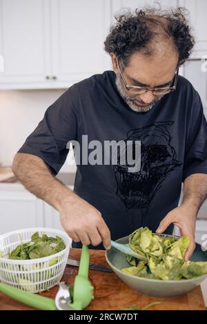 Gaggan Anand prépare la nourriture dans sa cuisine, février 2023, Bangkok, Thaïlande. Banque D'Images