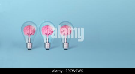 Cerveau sur ampoule illuminée se démarquant de la foule sur fond bleu. Gestion des ressources humaines et recrutement business concept.3D renderin Banque D'Images