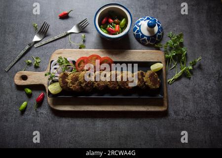 Vue de dessus de shami kebab sur un plateau, avec utilisation de la mise au point sélective Banque D'Images