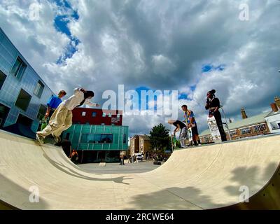 Les skateboarders du skatepal ont organisé une journée de skateboard à Gillet Square dalston hackney londres le 16 juillet 2023 angleterre royaume-Uni Banque D'Images