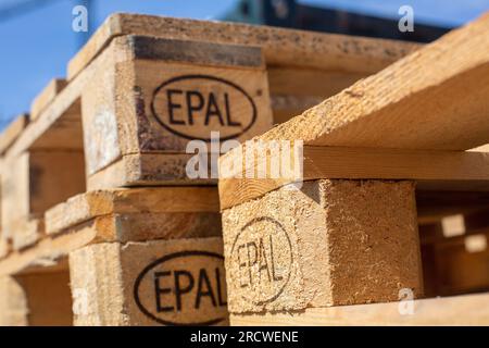 Berlin, Allemagne. 03 juin 2023. Les palettes Euro en bois sur lesquelles est imprimé le signe « EPAL » sont empilées. Crédit : Fernando Gutierrez-Juarez/dpa/Alamy Live News Banque D'Images