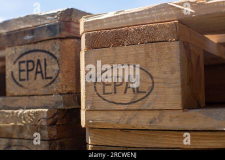 Berlin, Allemagne. 03 juin 2023. Les palettes Euro en bois sur lesquelles est imprimé le signe « EPAL » sont empilées. Crédit : Fernando Gutierrez-Juarez/dpa/Alamy Live News Banque D'Images