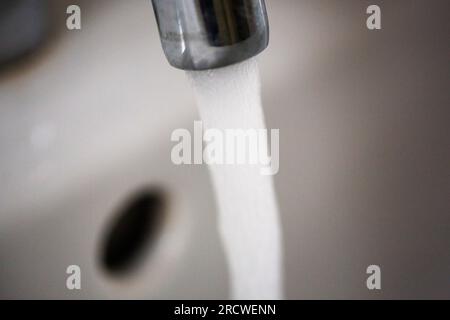 Berlin, Allemagne. 01 juillet 2023. L'eau du robinet s'écoule avec la pression du robinet dans un évier. Crédit : Fernando Gutierrez-Juarez/dpa/Alamy Live News Banque D'Images