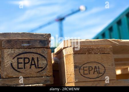 Berlin, Allemagne. 03 juin 2023. Des palettes Euro en bois portant le signe « EPAL » sont empilées, tandis qu'une grue de construction est visible en arrière-plan. Crédit : Fernando Gutierrez-Juarez/dpa/Alamy Live News Banque D'Images