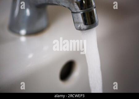 Berlin, Allemagne. 01 juillet 2023. L'eau du robinet s'écoule avec la pression du robinet dans un évier. Crédit : Fernando Gutierrez-Juarez/dpa/Alamy Live News Banque D'Images