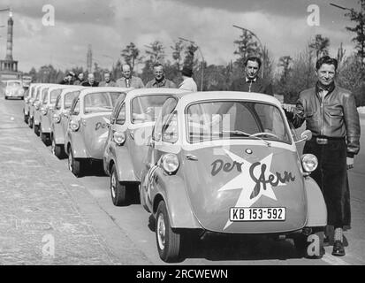 Transport / transport, voitures, BMW 300 Isetta, véhicules du magazine Stern, Berlin, 1955 / 1956, INFORMATIONS-AUTORISATION-DROITS-SUPPLÉMENTAIRES-NON-DISPONIBLES Banque D'Images